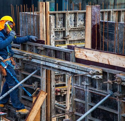 worker-6586718_640