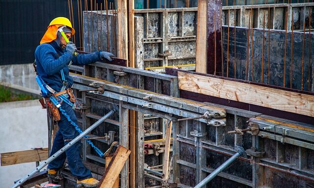 worker-6586718_640